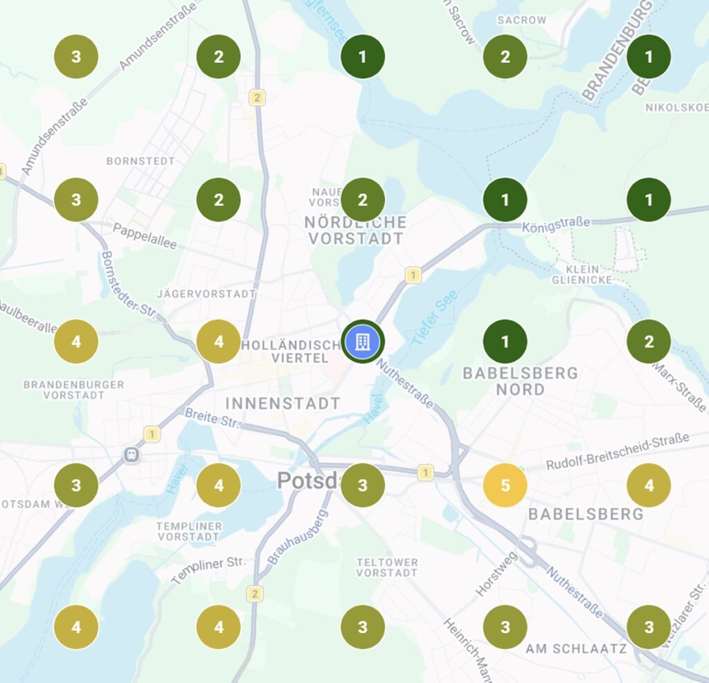 Karte des Stadtgebiets Potsdam mit einem Unternehmensstandort und unterschiedlichen lokalen Rankings in den einzelnen Stadtteilen. Die Grafik veranschaulicht den Einfluss von Entfernung und Suchkontext auf die lokale Sichtbarkeit in Google Maps und den lokalen Suchergebnissen.