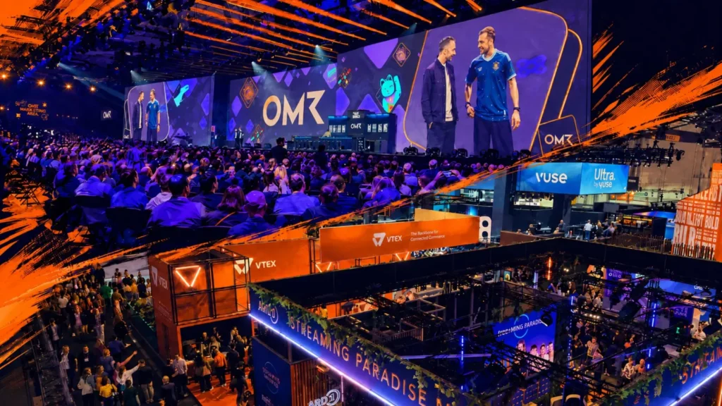 Impressionen vom OMR Festival 2026 in Hamburg: Conference Stage und Messe-Expo bei Nacht.